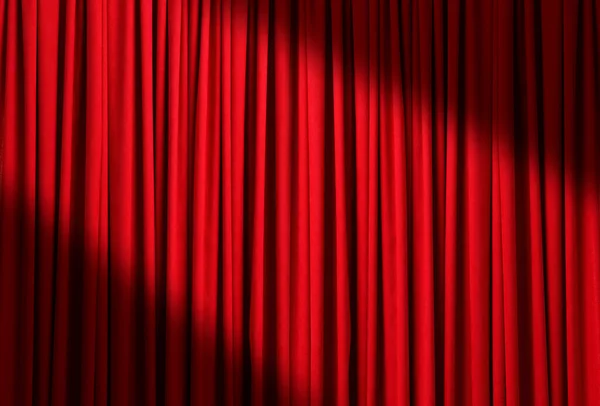 Scheinwerfer Beleuchten Geschlossene Rote Bühnenvorhänge Beginn Der Aufführung — Stockfoto