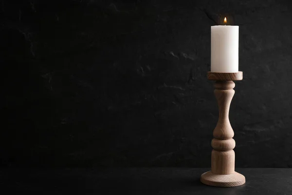 Eleganter Kerzenständer Mit Brennender Kerze Auf Schwarzem Tisch Raum Für — Stockfoto