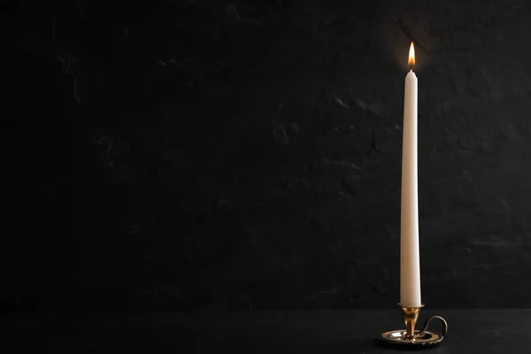 精致的烛台 黑色桌子上点着蜡烛 案文的篇幅 — 图库照片