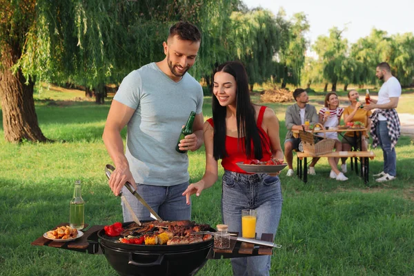 Amici Felici Che Cucinano Carne Verdura Sul Barbecue Nel Parco — Foto Stock
