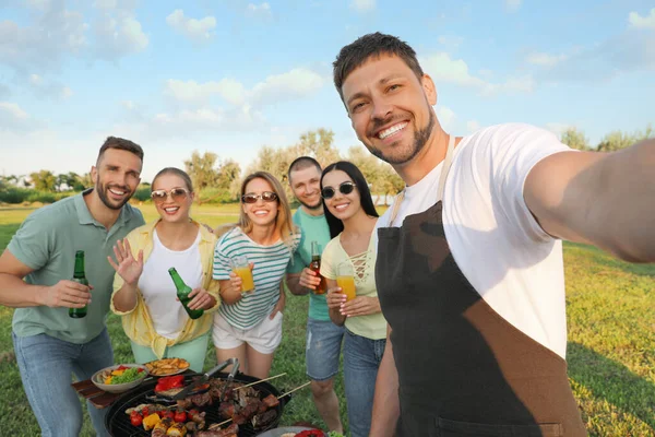 Happy Friends Drinks Taking Selfie Barbecue Party Park — Stock Photo, Image