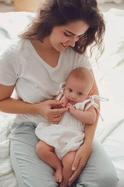 Jovem Mãe Feliz Com Seu Bebê Bonito Cama Casa — Fotografia de Stock