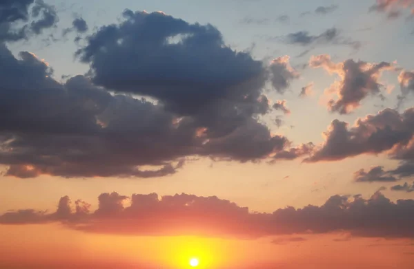 Vista Pitoresca Céu Bonito Com Nuvens Pôr Sol — Fotografia de Stock