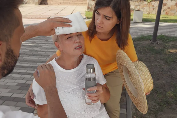 Lidé Pomáhají Dospělé Ženě Ulici Trpí Tepelnou Mrtvicí — Stock fotografie