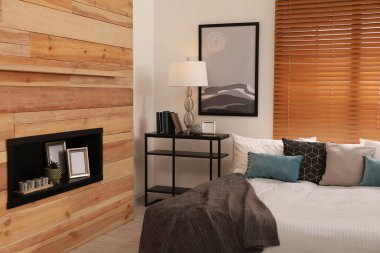 Büyük, rahat bir yatağı olan şık bir oda.