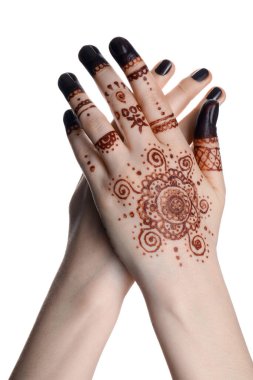 Elinde kına dövmesi olan bir kadın, beyaz arka planda, yakın plan. Geleneksel mehndi süsü