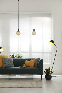 Modern oturma odasının içi şık rahat kanepelerle dolu.