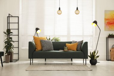 Modern oturma odasının içi şık rahat kanepelerle dolu.