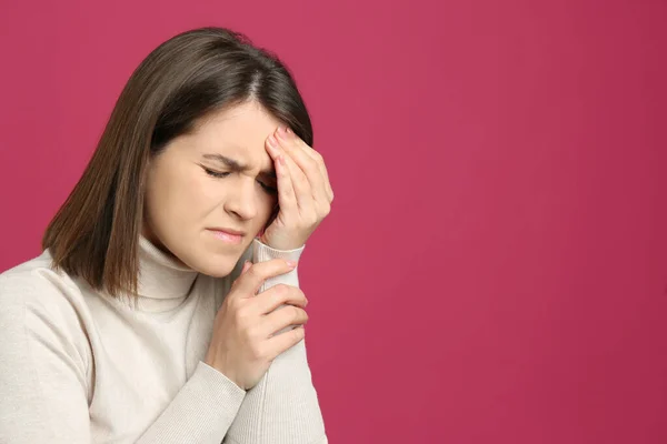 Kızıl Arka Planda Migren Ağrısı Çeken Genç Bir Kadın Metin — Stok fotoğraf