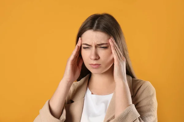 Junge Frau Mit Migräne Auf Gelbem Hintergrund — Stockfoto