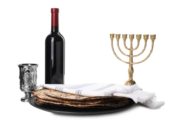 おいしいマッツォ 白の背景にワインとメノア 過越祭 ペサハ — ストック写真