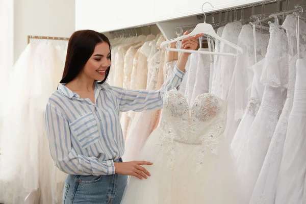 Jovem Mulher Escolhendo Vestido Noiva Salão — Fotografia de Stock