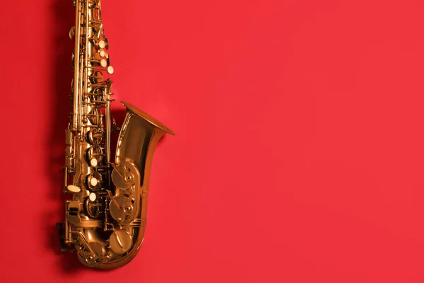 Hermoso Saxofón Sobre Fondo Rojo Vista Superior Espacio Para Texto — Foto de Stock