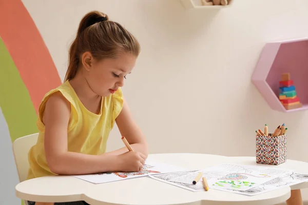 Petite Fille Coloriage Page Stress Table Intérieur — Photo