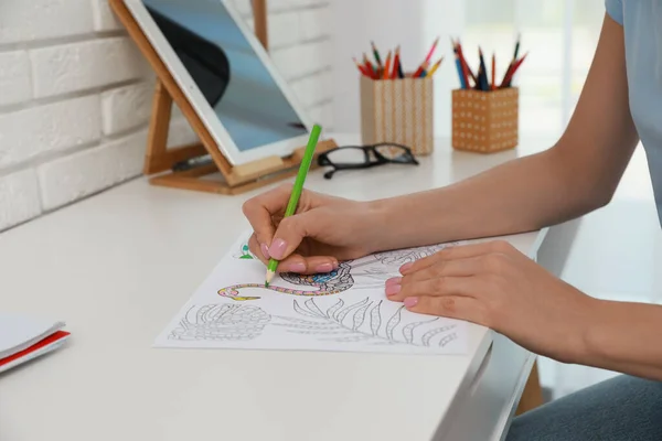 Jonge Vrouw Kleuren Antistress Pagina Aan Het Bureau Binnen Close — Stockfoto