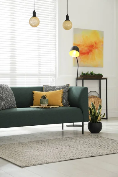 Moderne Stue Interiør Med Stilfull Komfortabel Sofa – stockfoto