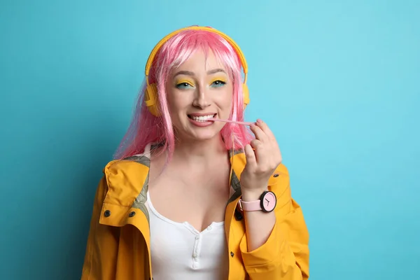 Mujer Joven Moda Peluca Rosa Con Auriculares Masticando Chicle Sobre — Foto de Stock