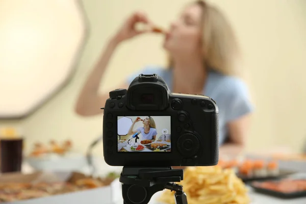 Харчові Блогери Показують Шоу Харчування Фоні Світла Фокусуйтеся Екрані Камери — стокове фото