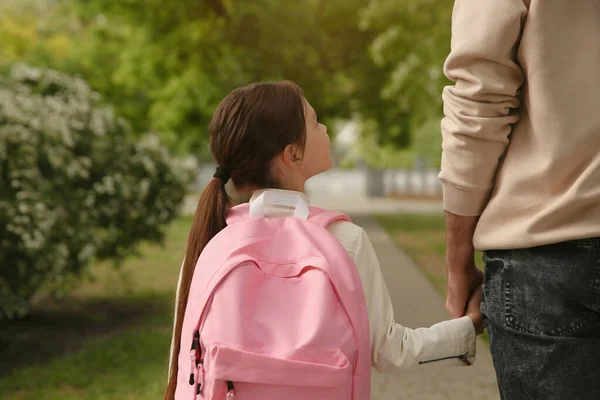 Babası Küçük Kızını Parktan Okula Götürüyor — Stok fotoğraf