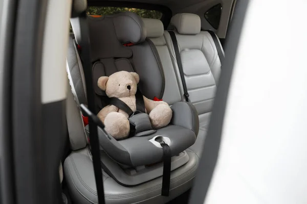 Oso Peluche Abrochado Con Cinturón Seguridad Para Automóvil Asiento Infantil — Foto de Stock