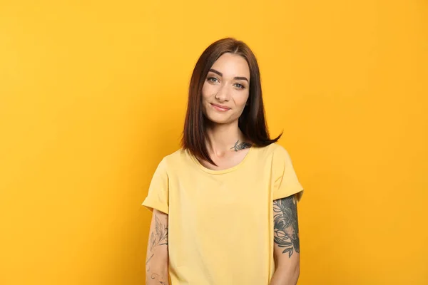 Retrato Una Mujer Joven Bonita Con Hermoso Cabello Castaño Sobre — Foto de Stock