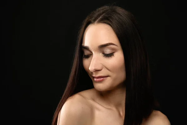 Portrait Jolie Jeune Femme Aux Magnifiques Cheveux Châtain Sur Fond — Photo