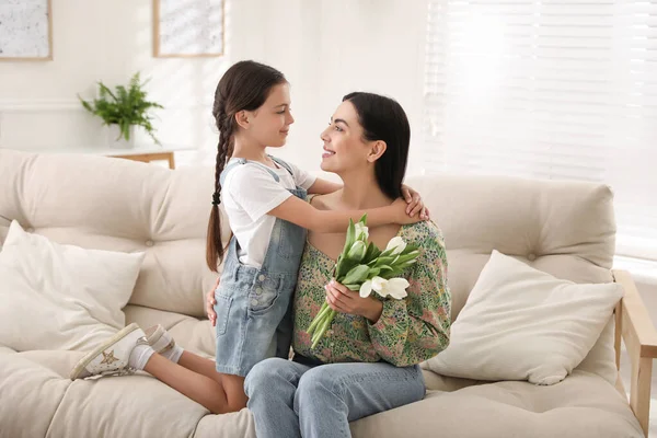 Kleine Tochter Gratuliert Ihrer Mutter Hause Glücklicher Muttertag — Stockfoto