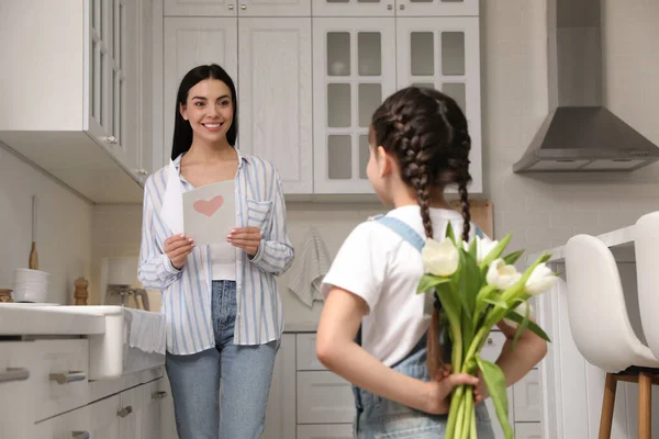 Niña Escondiendo Ramo Tulipanes Para Mamá Cocina Casa Feliz Día — Foto de Stock