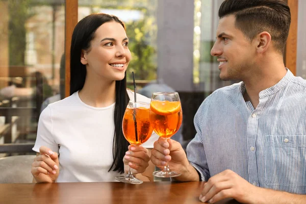 Szczęśliwa Para Brzęczących Kieliszków Koktajli Aperol Spritz Świeżym Powietrzu — Zdjęcie stockowe