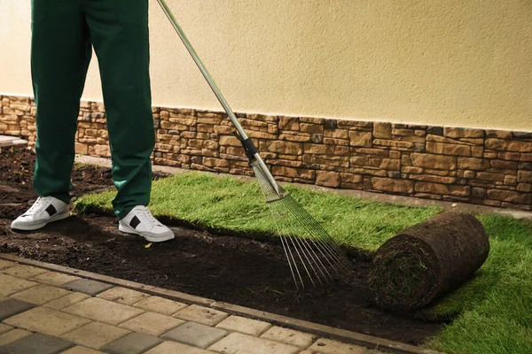 Arbetare Utjämning Jord Innan Lägger Gräs Sod Bakgård Närbild — Stockfoto