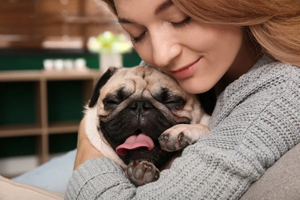 自宅でかわいいパグ犬と女性は 閉じます 動物の養子縁組 — ストック写真