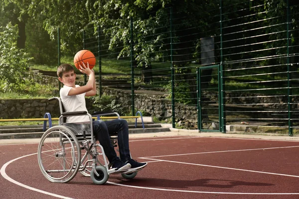 Adolescente Discapacitado Silla Ruedas Jugando Baloncesto Cancha Aire Libre — Foto de Stock