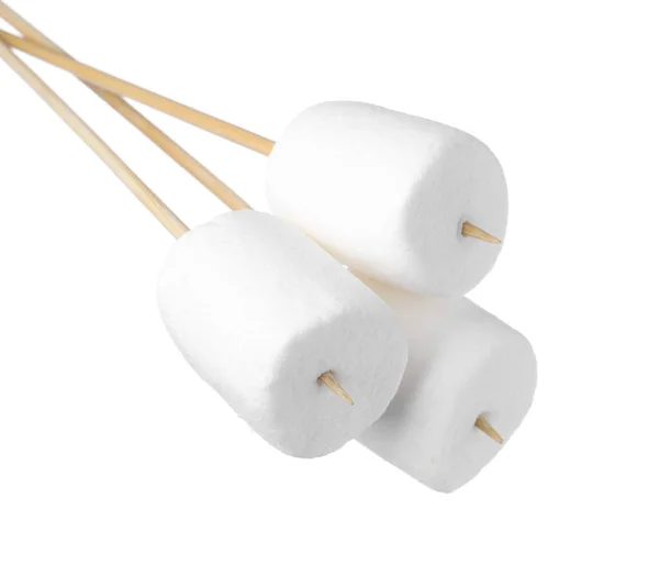 Varas Com Deliciosos Marshmallows Inchados Fundo Branco — Fotografia de Stock