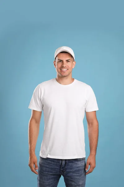 Ευτυχισμένος Άντρας Άσπρο Καπέλο Και Μπλουζάκι Γαλάζιο Φόντο Mockup Για — Φωτογραφία Αρχείου
