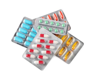 Beyaz arka planda farklı haplarla kabarcıklar, üst görünüm