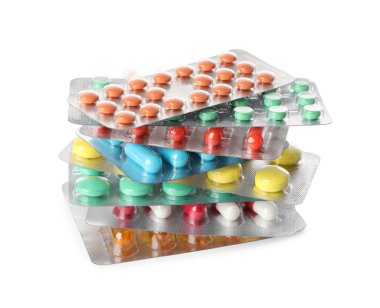 Beyaz arka planda farklı haplarla su toplamış.