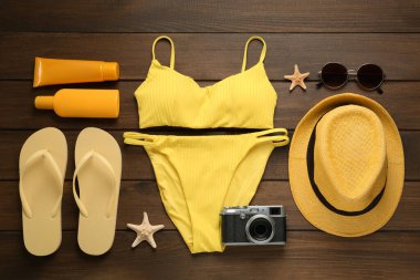 Ahşap zemin üzerinde farklı plaj nesneleri, düz yatıyordu