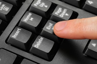 Bilgisayar klavyesindeki adam düğmesine basar, kapatır