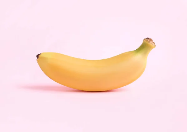 Один Сладкий Спелый Банан Светло Розовом Фоне — стоковое фото