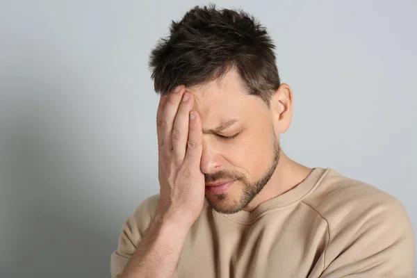 Man Lijdt Aan Vreselijke Migraine Lichtgrijze Achtergrond — Stockfoto