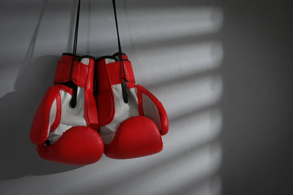 Par Guantes Boxeo Rojos Colgando Pared Luz Espacio Para Texto —  Fotos de Stock