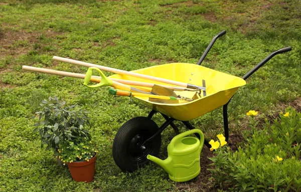 Wheelbarrow Και Άλλα Εργαλεία Κηπουρικής Στο Πάρκο Την Ηλιόλουστη Μέρα — Φωτογραφία Αρχείου