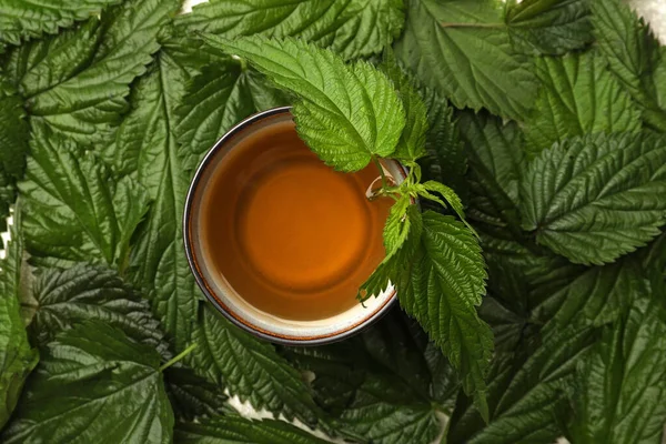 Kopp Med Aromatiska Nässlor Färska Gröna Blad Ovanifrån — Stockfoto