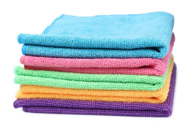 Beyaz zemin üzerinde birçok renkli mikrofiber kumaş