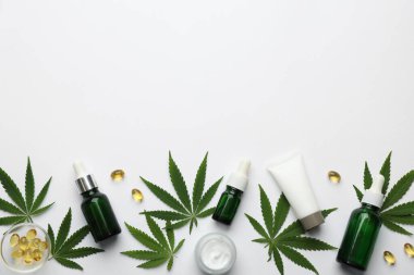 Kenevir yaprakları, CBD yağı ve beyaz zemin üzerindeki THC tentürü ile düz konum, metin için boşluk