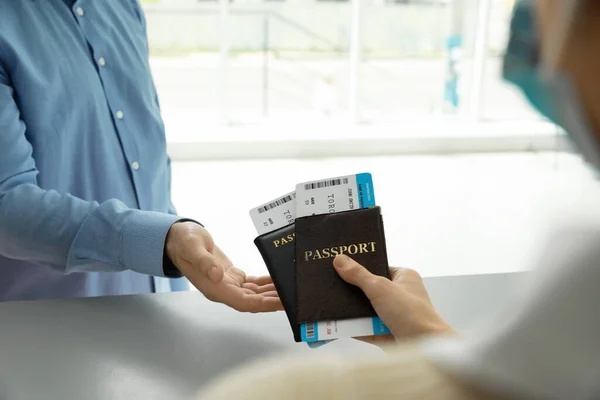 Агент Дає Паспорти Квитки Чоловікові Стійці Реєстрації Аеропорту Крупним Планом — стокове фото