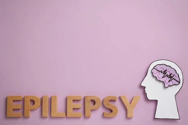 Слово Эпилепсия Сделано Деревянных Букв Рядом Вырезом Головы Человека Мозгом — стоковое фото