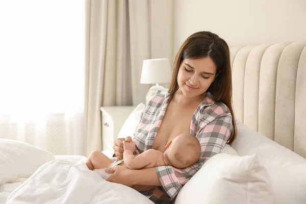 Mujer Joven Amamantando Pequeño Bebé Cama Casa — Foto de Stock