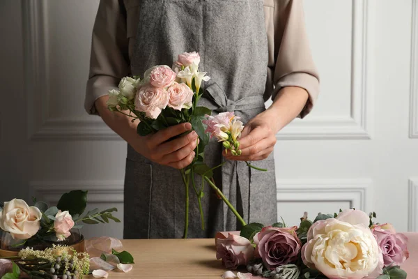 Blommor Skapar Vacker Bukett Vid Träbord Inomhus Närbild — Stockfoto