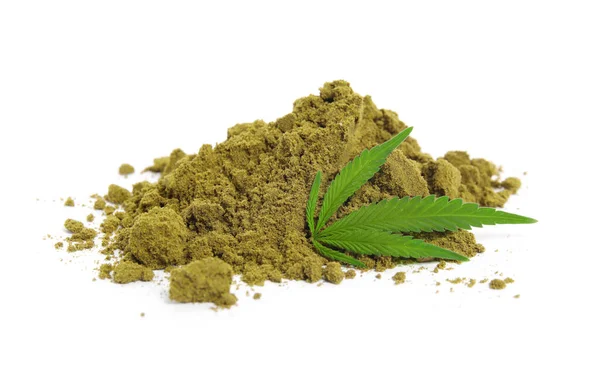 白底大麻蛋白粉和鲜叶堆肥 — 图库照片